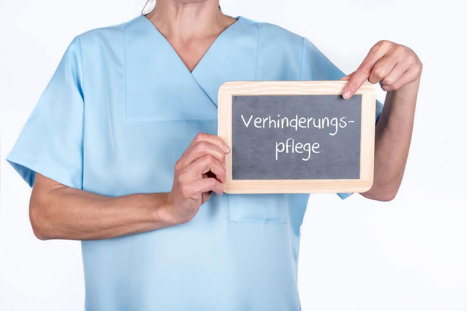 Pflegeteam mit Hand und Herz, eine Krankenschwester hält eine Verhinderungspflege-Tafel